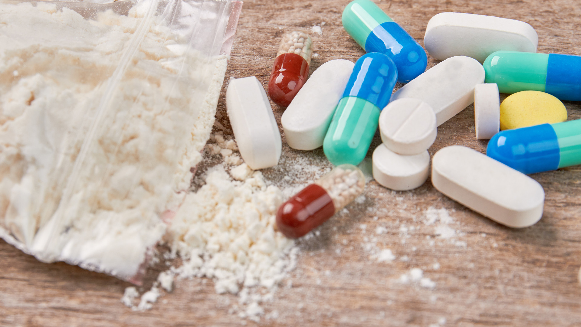 DROGA: COINVOLTI POLIZIOTTI E FARMACI VIETATI