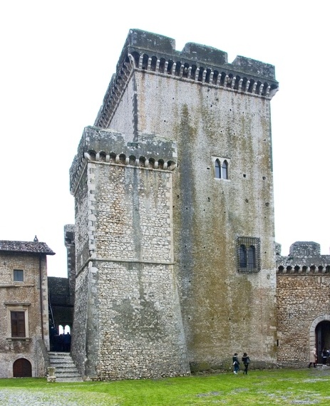 Castello_Caetani_Sermoneta storia papi imperatori napoleone Annibaldi (1) Torre