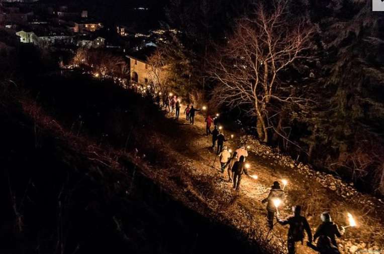 sorelle scomparse alysia sarah cassino lazio abruzzo l'aquila genitori padre madre cronaca lago barrea bosco fiaccolata infolazio24_1